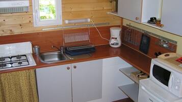 Réfrigérateur, micro-ondes, plaque de cuisson, cafetière/bouilloire