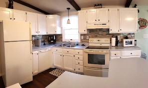Fridge, microwave, oven, stovetop - Black Bear Lodge @ MiddleCreek (Stevens)