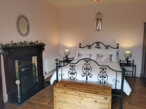 2 chambres, fer et planche à repasser, lit parapluie, Wi-Fi gratuit