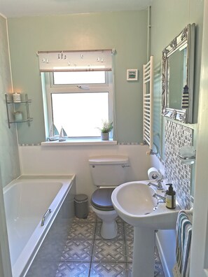 A bathroom with a bathtub, toilet, and sink. - 🐞New Listing🐞 Ladybird Cottage🐞Donegal - Wild Atlantic Way (Dunkineely)