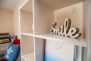 Apartment (One bedroom apartment) | Living room | 25-inch flat-screen TV with cable channels, TV - Apartment Stil (Brezice)