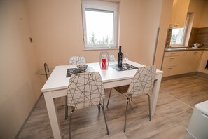 Apartment (One bedroom apartment) | In-room dining