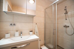 Apartment (One bedroom apartment) | Bathroom | Shower, towels