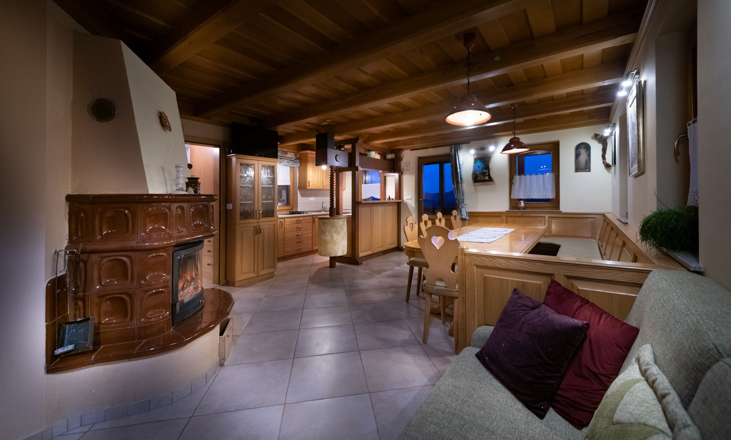 Ein gemütliches Wohnzimmer mit Kamin, Holzmöbeln und einem Essbereich.