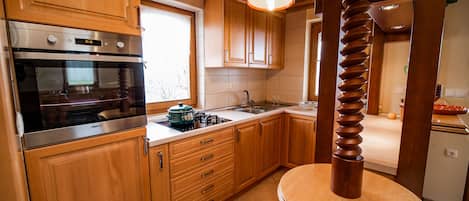 Cottage (Two bedroom country house) | Dapur peribadi | Peti sejuk