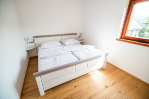 House (Two Bedroom Holiday Home) | 2 bedrooms, cribs/infant beds, bed sheets - Vineyard Holiday House Kerin (Brezice)