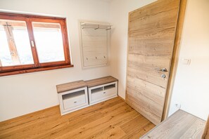 House (Two Bedroom Holiday Home) | 2 bedrooms, cots/infant beds, bed sheets - Vineyard Holiday House Kerin (Brezice)