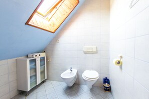 Cottage (Four bedroom house) | Bathroom | Bathtub, hair dryer, bidet, towels