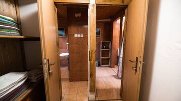 Buồng tắm vòi sen, khăn tắm