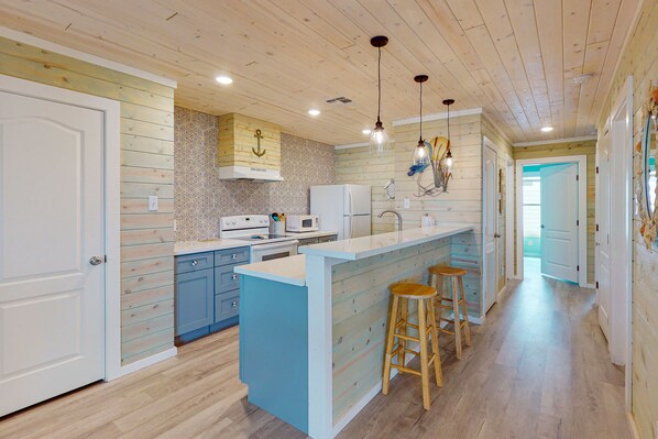 Fridge, microwave, oven, stovetop - Parking for Boat, Close to Restaurants and Shops, Golf Cart Access (Port Aransas)