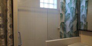 Shower, hair dryer - ARCACHON / la chapelle : T2 balcony, 50 m from the beach and parking lot (Arcachon)