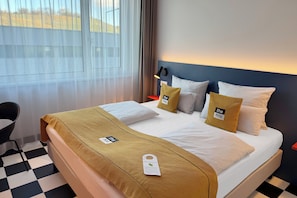 In-room safe, individually decorated, individually furnished, desk - Holiday Inn - the niu, Form Stuttgart Feuerbach by IHG (Stuttgart)
