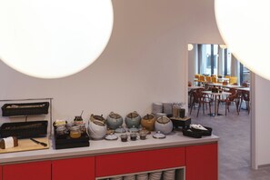 Daily buffet breakfast (EUR 17 per person) - Holiday Inn - the niu, Form Stuttgart Feuerbach by IHG (Stuttgart)