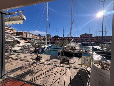 Dock of the Bay Genova 2b/1b + 1 private garage and balcony + 1 Extra garage