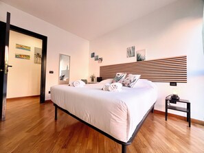 2 slaapkamers, een strijkplank/strijkijzer, reisbedje, gratis wifi