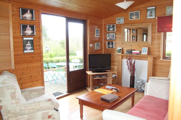 TV, DVD-spiller, bøker og kontorer