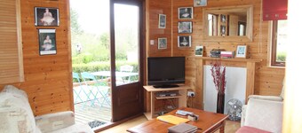Lac Lucie chalet and private lake, hot tub, private pool, woodland and wildlife