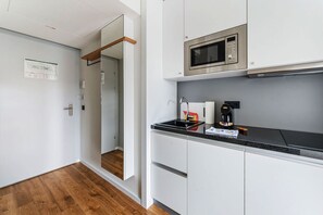 Refrigerador con freezer, microondas, placa de cocina, lavavajillas