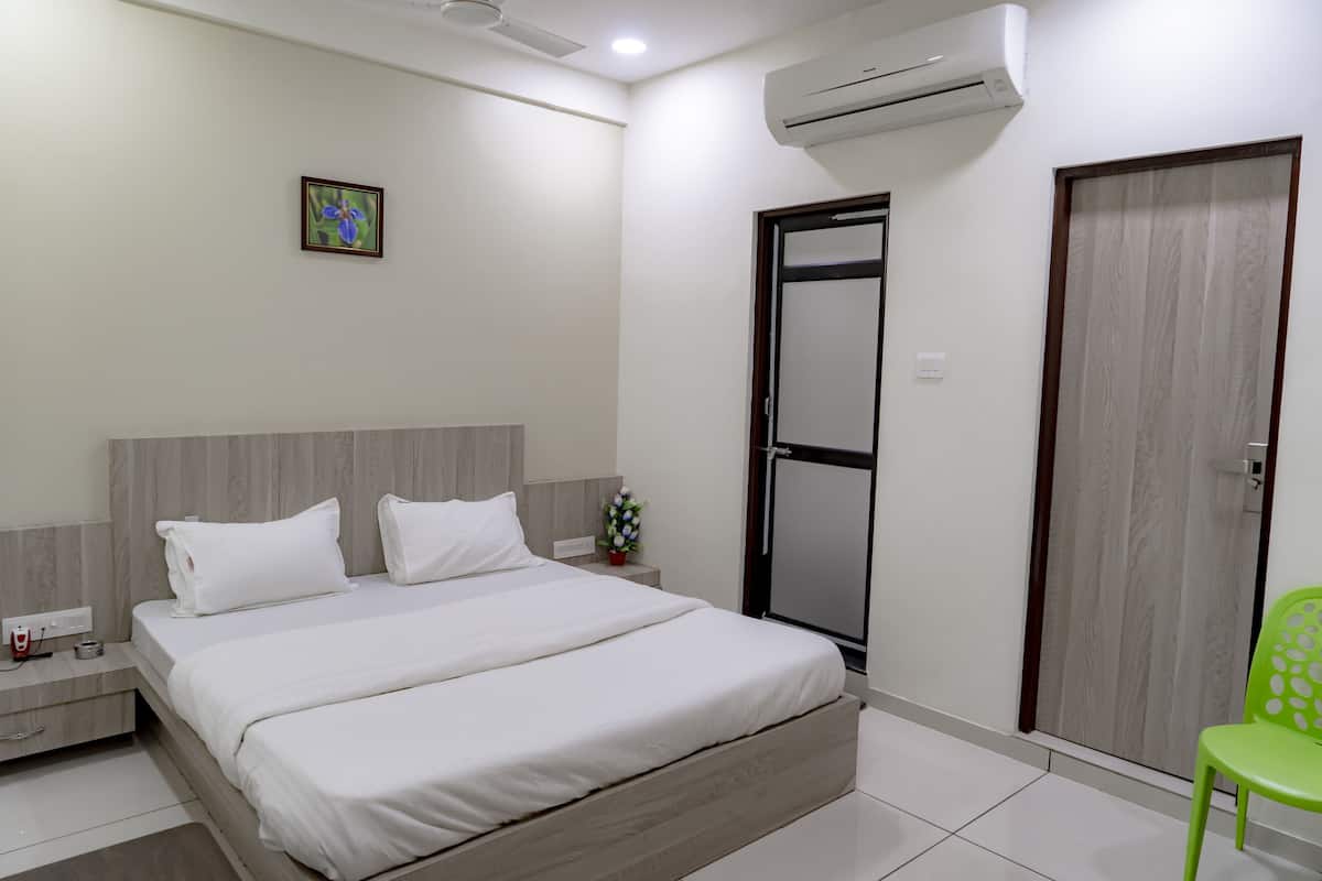 Escritorio, camas extra, wifi gratis y ropa de cama