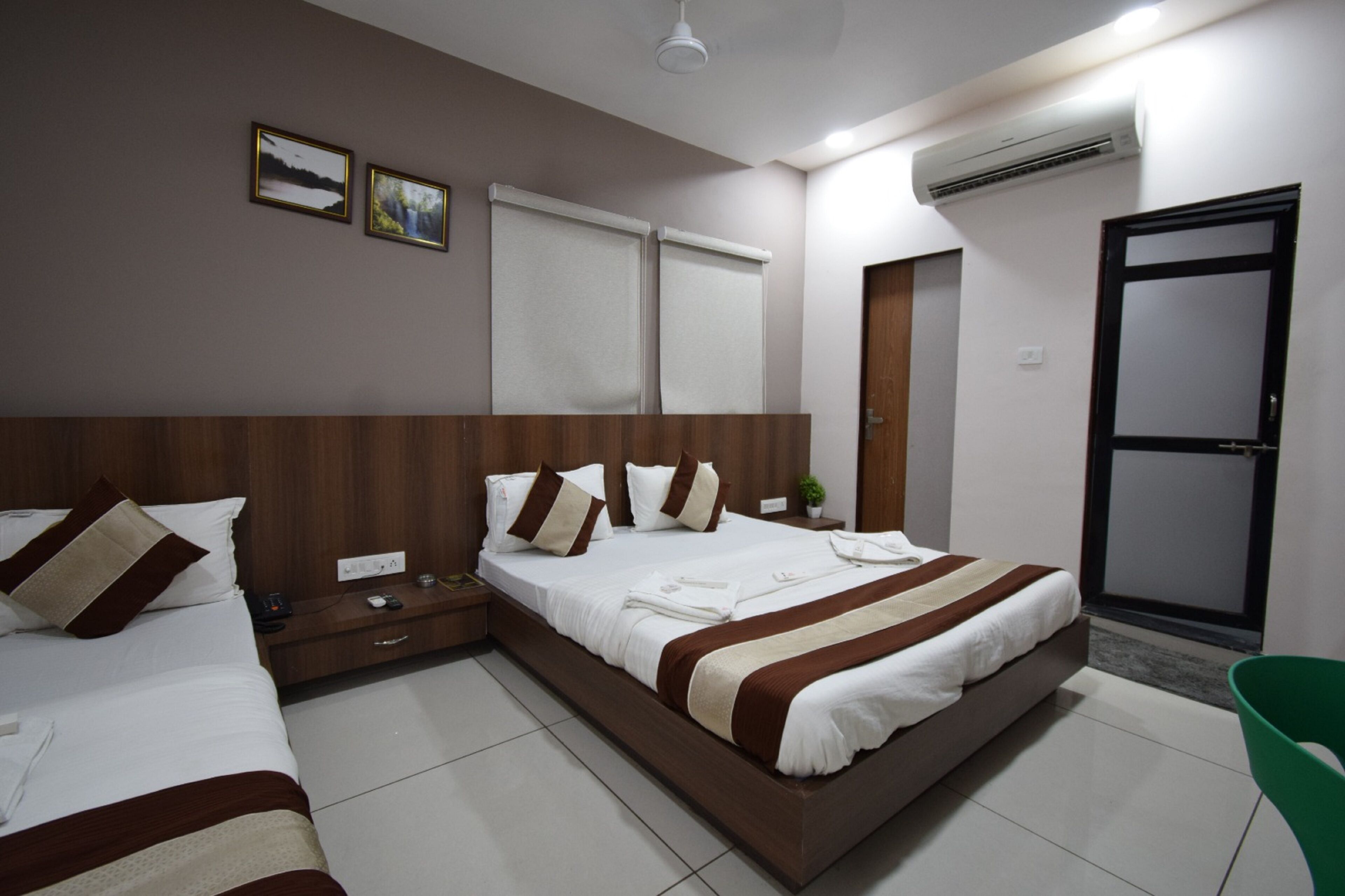 Three Bed AC Room | Desk, rollaway beds, free WiFi, bed sheets