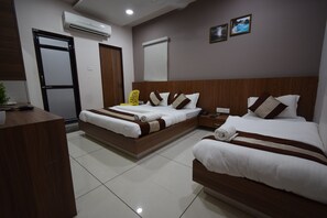 Three Bed AC Room | Schreibtisch, Zustellbetten, kostenloses WLAN, Bettwäsche