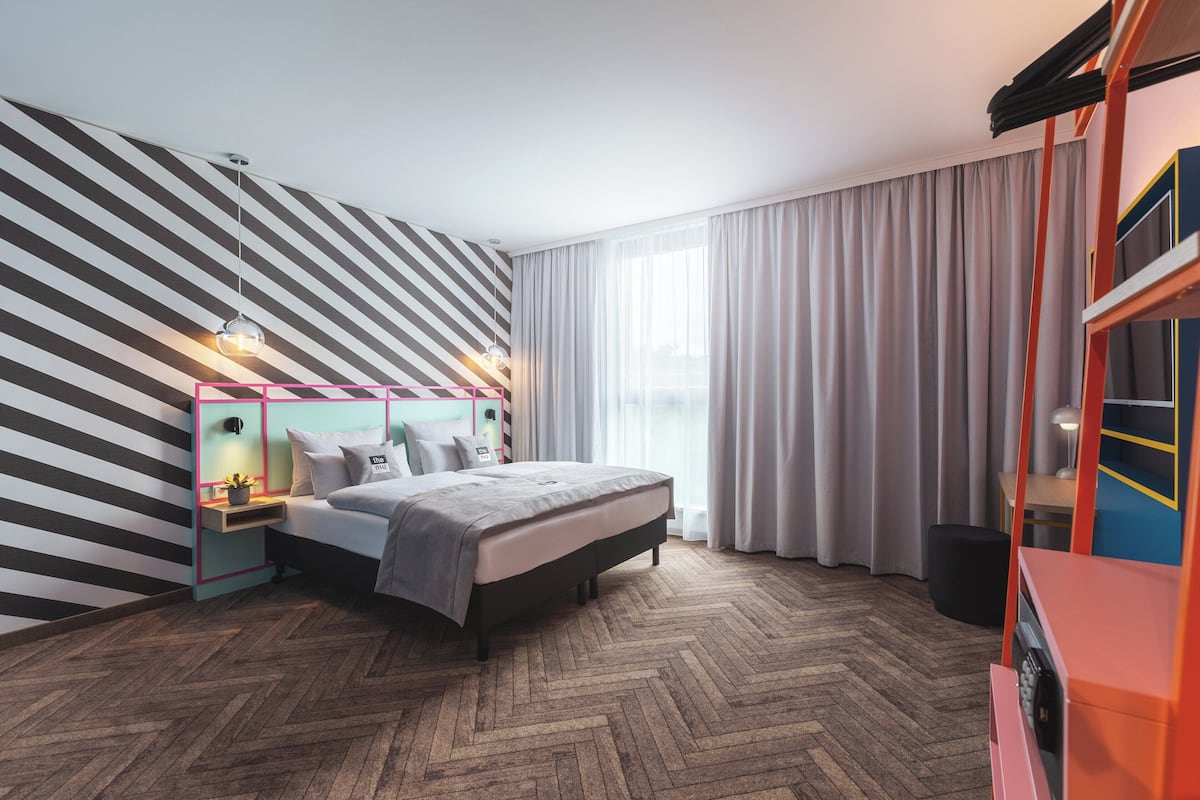 Premium Room, 1 Katil Ratu (Queen), Accessible, Kitchenette | Peti besi dalam bilik, meja, kalis bunyi, katil bayi/kot (percuma)