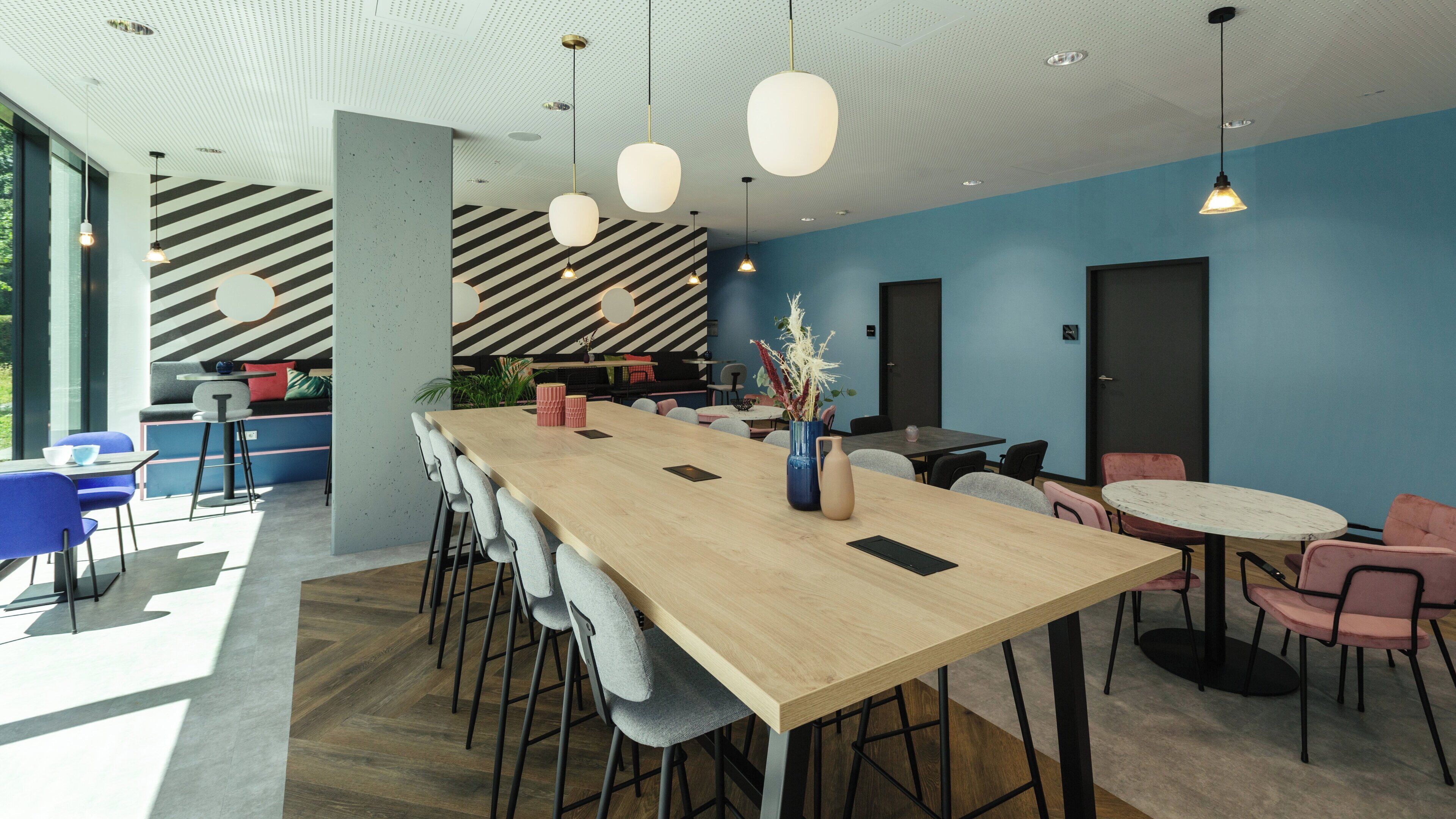 每日供應自助早餐 (每人 EUR17)