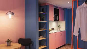 Premium-Zimmer, 1 Queen-Bett, Kochnische | Zimmersafe, Schreibtisch, schallisolierte Zimmer, kostenlose Babybetten