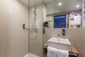 Regadera, amenidades de baño gratuitas, secadora de cabello, toallas 