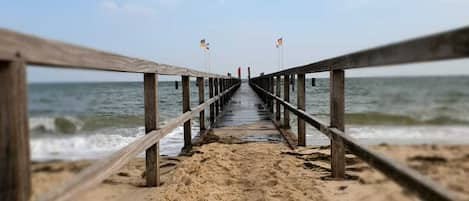 Vlak bij het strand, ligstoelen aan het strand