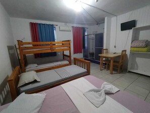 Quarto quádruplo | Wi-Fi de cortesia, roupa de cama