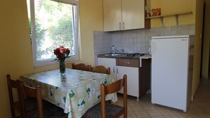 Refrigerador, placa de cocina, utensilios de cocina