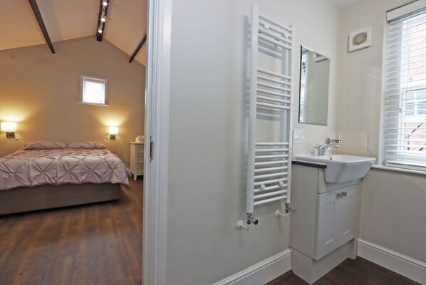Standard Double Room, Ensuite | Bathroom