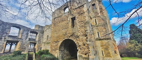Un edificio histórico de piedra con arcos y un gran arco central.