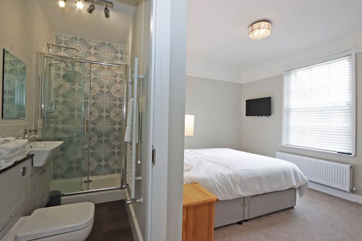 executive suite, ensuite, courtyard view