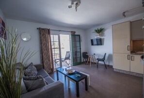 TV, books - Casa Anemona with terrace, shared pool, sea views and free wifi (Puerto del Carmen)