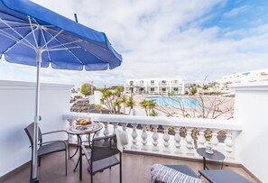 Outdoor dining - Casa Anemona with terrace, shared pool, sea views and free wifi (Puerto del Carmen)