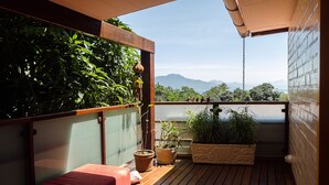 A balcony with wooden flooring, potted plants, and a view of mountains. - Naturaleza, Playas, Trecking, Mata Atlantica, Familia y Mascotas Pequeñas Bienve (vila abraoo)