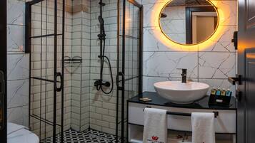 Deluxe driepersoonskamer | Badkamer | Een douche, een regendouche, gratis toiletartikelen, een haardroger