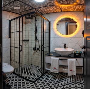 Deluxe Triple Room | Bathroom | Shower, rainfall showerhead, free toiletries, hair dryer