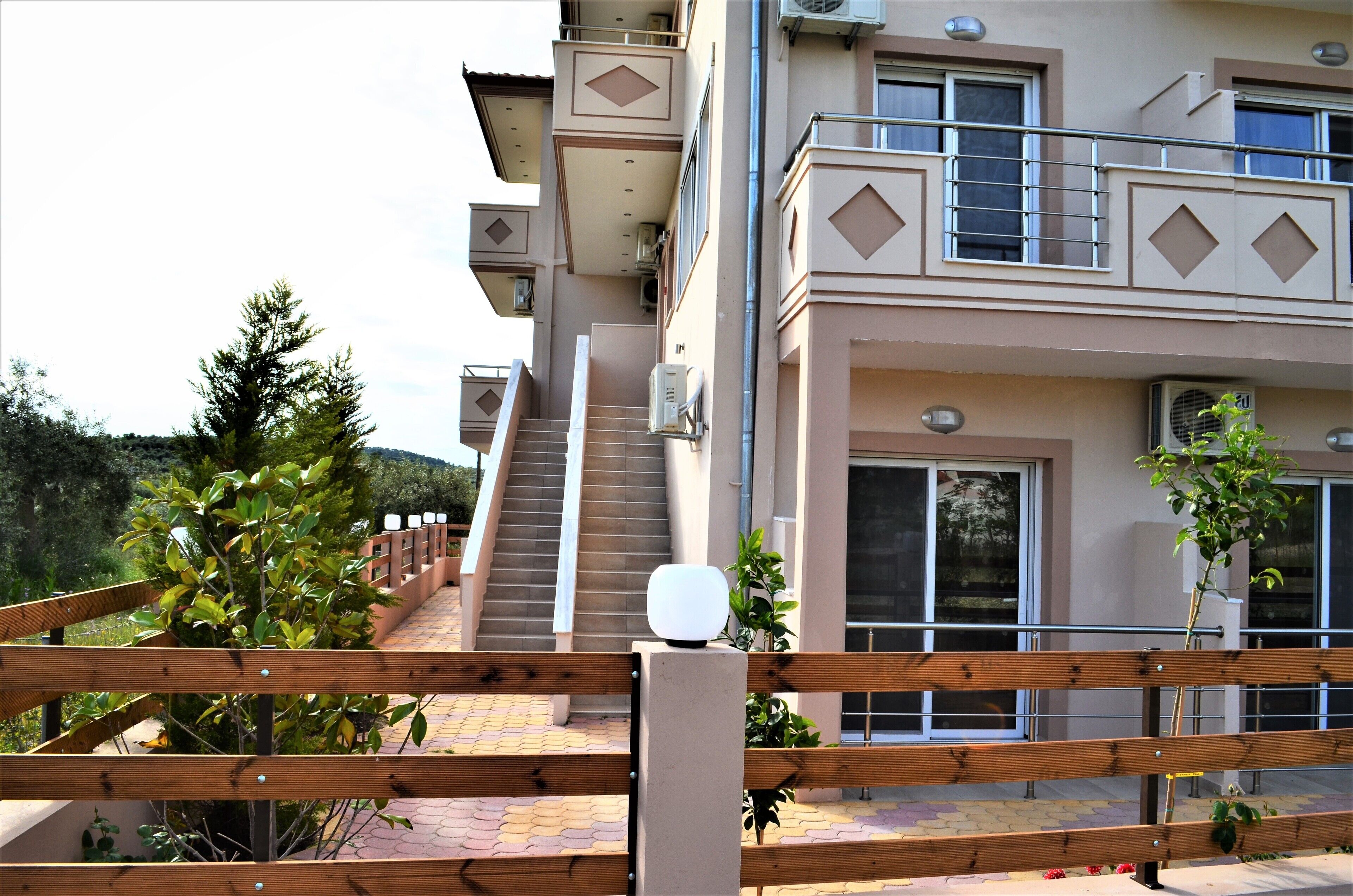 Un edificio de varios pisos con una escalera que sube a las plantas superiores.