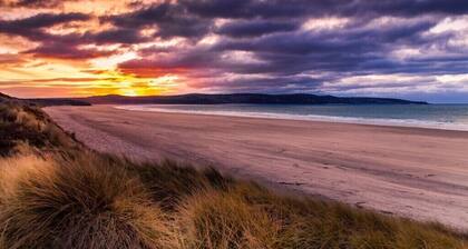 1 Bed Cabin. Parking. Private & secure Garden. Pets welcome. Nr to beaches/walks