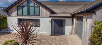 1 Bed Cabin. Parking. Private & secure Garden. Pets welcome. Nr to beaches/walks