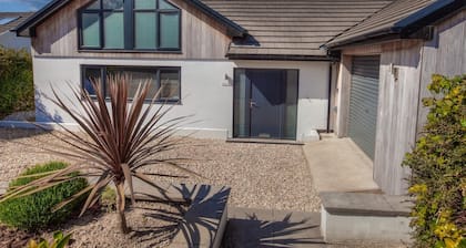 1 Bed Cabin. Parking. Private & secure Garden. Pets welcome. Nr to beaches/walks