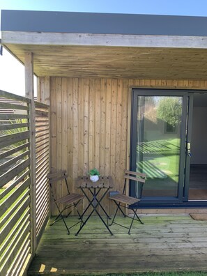 Outdoor dining - 1 Bed Cabin. Parking. Private & secure Garden. Pets welcome. Nr to beaches/walks (Goldsithney)