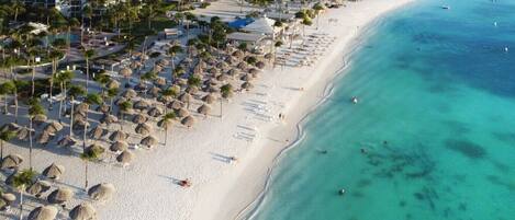 Nær stranden, solsenger og strandhåndklær