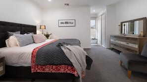 5 Schlafzimmer, Bügeleisen/Bügelbrett, WLAN, Bettwäsche