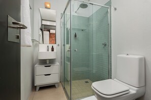 Dusche, Haartrockner, Handtücher, Seife