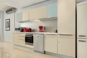 Kühlschrank, Mikrowelle, Ofen, Herdplatte