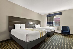 Une chambre d’hôtel avec deux lits, une chaise, une fenêtre avec des rideaux et un tapis à motifs.
